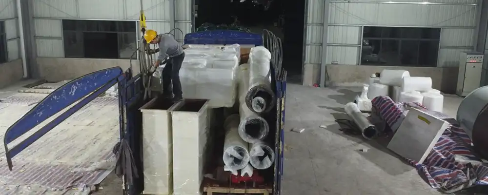 GKLM立式磨粉机装车进行中准备发往山东
