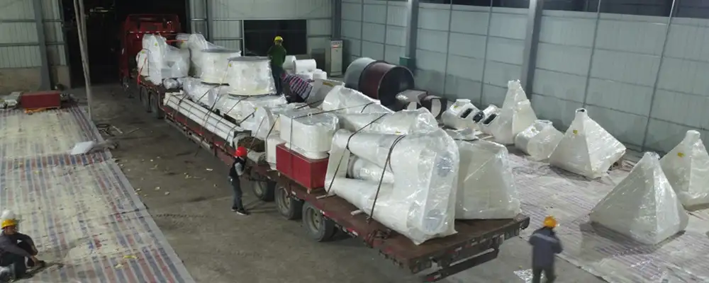 两台GK1280雷蒙磨粉机装车发往湖南