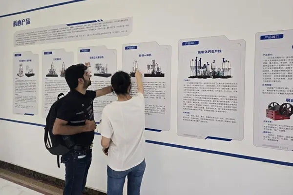 桂林矿机技术人员在产品展示区向巴基斯坦客户介绍产品