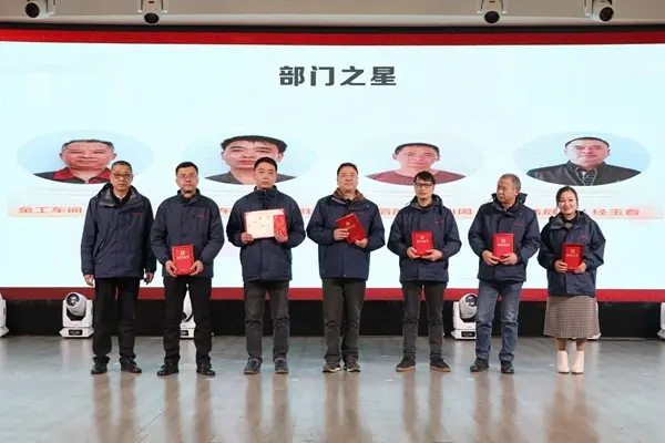 刘艳君与他的销售团队获得部门之星奖项