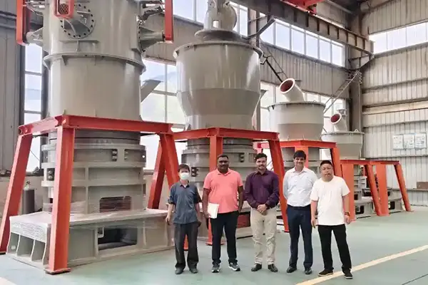 印度客户参观桂林矿机的超细磨粉机生产工厂