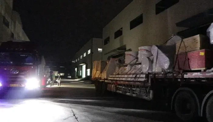 4台GK1700雷蒙磨粉机装车完毕即将出口尼日利亚