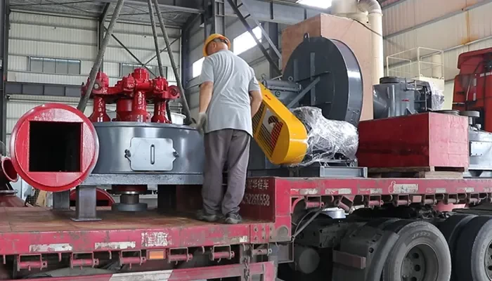 4R3220雷蒙磨粉机装车进行中