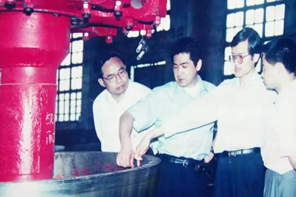 2000年10月日本客户考察桂林矿机生产现场