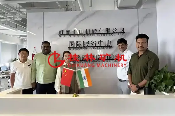 印度客户来访桂林矿机参观超细磨粉机