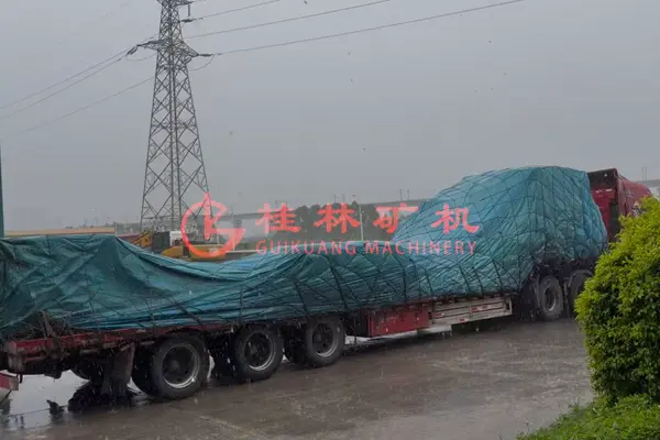 风雨无阻保交付！GK1620雷蒙磨粉机雨天如期发货