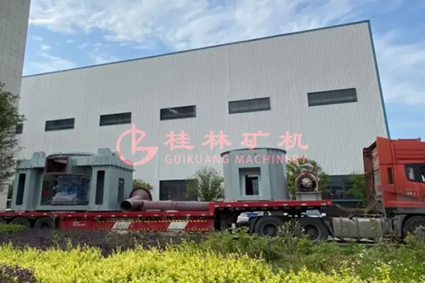 GKLM1700立式磨粉机顺利装车发往山东